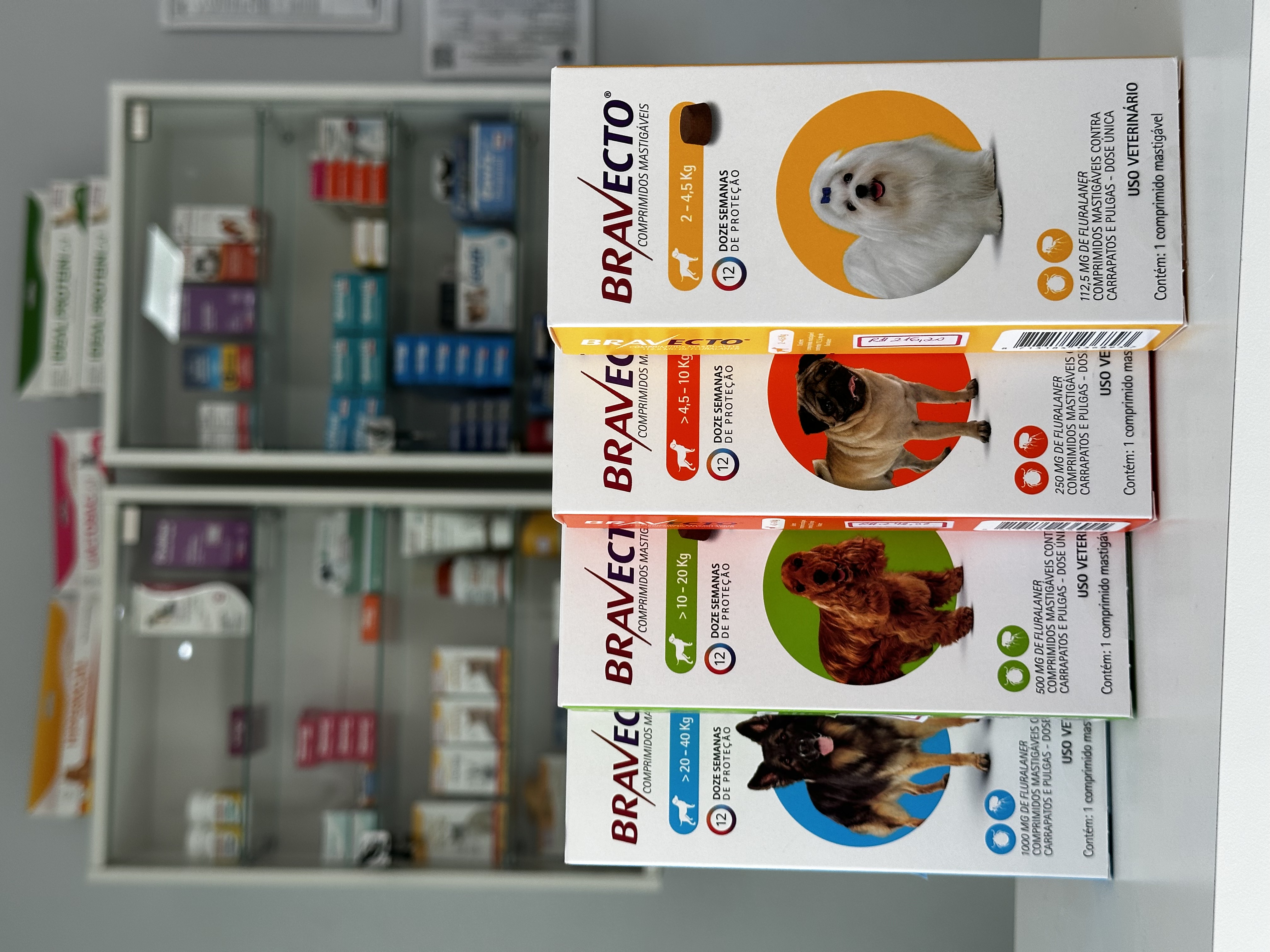 Farmácia Veterinária Vetbichos com medicamentos BRAVECTO para diferentes tamanhos de cães e estoque completo de medicamentos veterinários